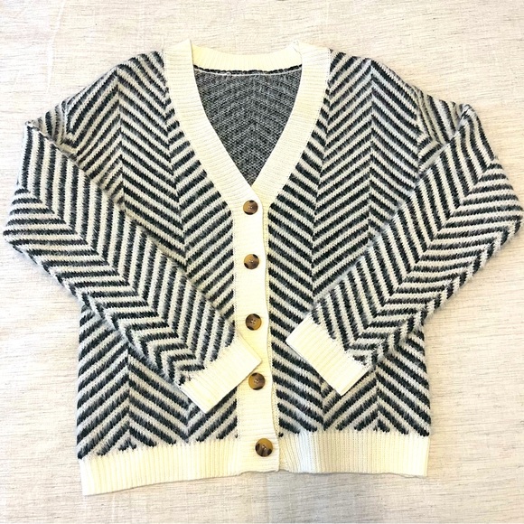 NWOT SHEIN Cream & Black Button Up Sweater - Size XS - New, Never Worn. - Picture 4 of 8